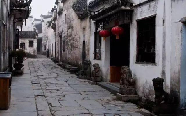 江西一男子凌晨连砸路边80辆车，该男子将会承担哪些法律责任？游戏画面